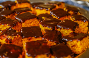 Bolo de cenoura com cobertura de chocolate